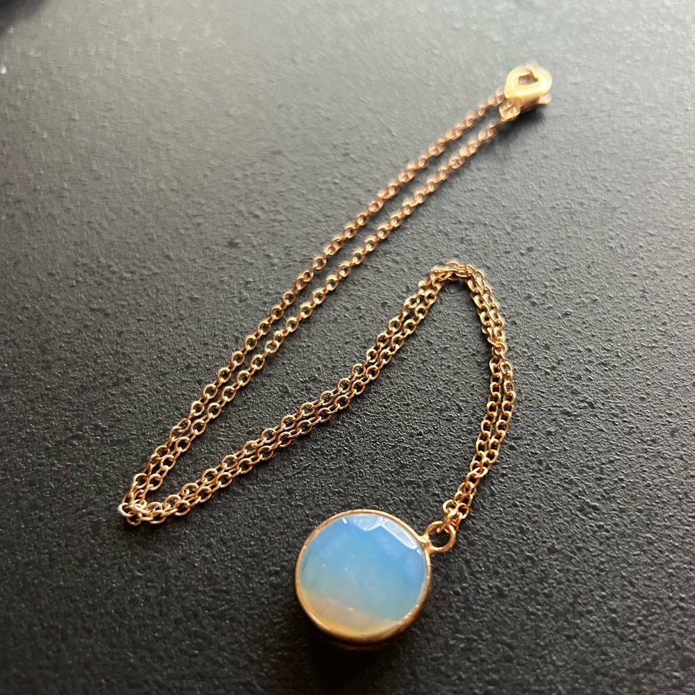 Beautiful and elegant. Moonstone Agate and gold pendant - 18”